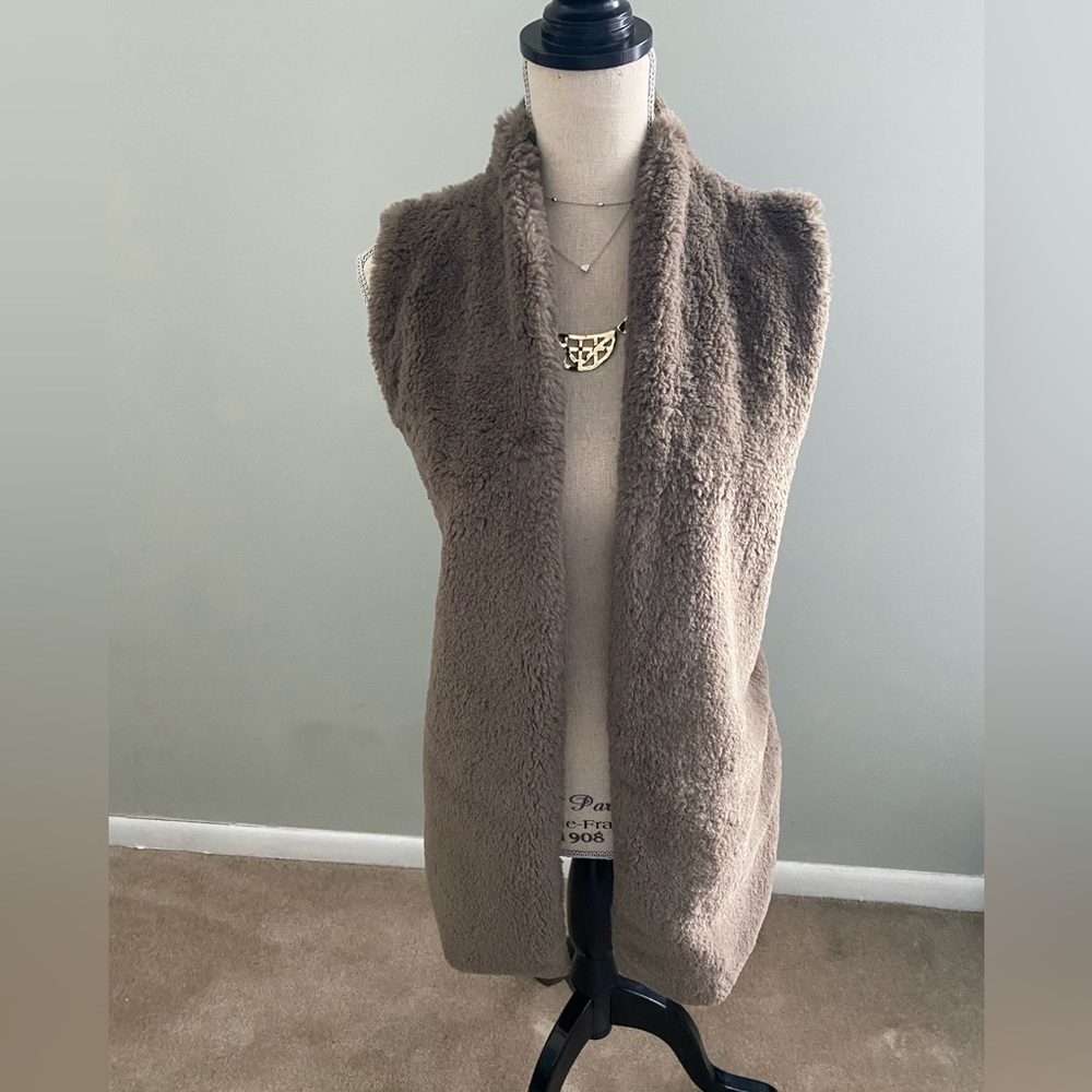 Hinge woman’s faux fur vest